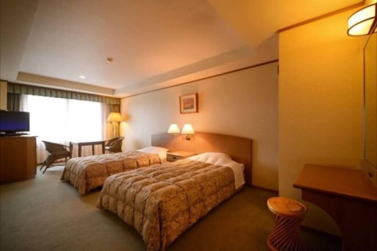 Premium bedding, in-room safe, free WiFi