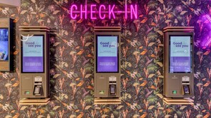 Reception - Premier Inn London Tower Bridge (London)