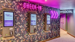 Reception - Premier Inn London Tower Bridge (London)