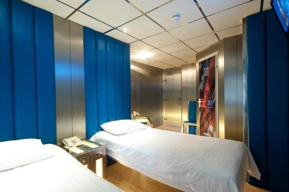 Værelse ( Twin Styloroom) | Pengeskab på værelset, mørklægningsgardiner, lydisolering