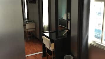 Suite, 1 Bedroom, Kitchenette (Stylosuite v2.1) | In-room safe, blackout drapes, soundproofing, iron/ironing board