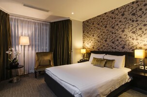 Executive Double Room | Minibar, in-room safe, desk, soundproofing