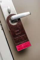 Una puerta con el cartel de ‘no molestar’ adherido al pomo.