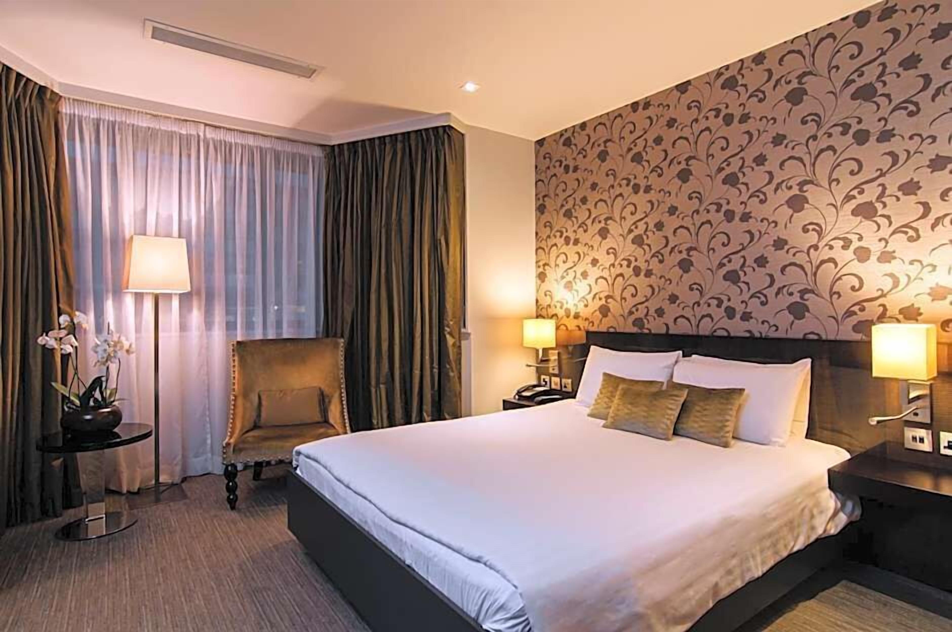 Habitación doble ejecutiva | Minibar, caja de seguridad en la habitación y escritorio 