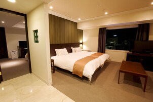 Family Suite room, Non Smoking | Premium bedding, soundproofing, free WiFi