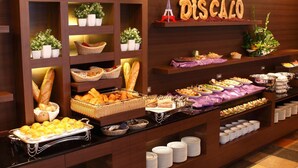 A buffet with various food items and a sign that reads "D'SCALO".