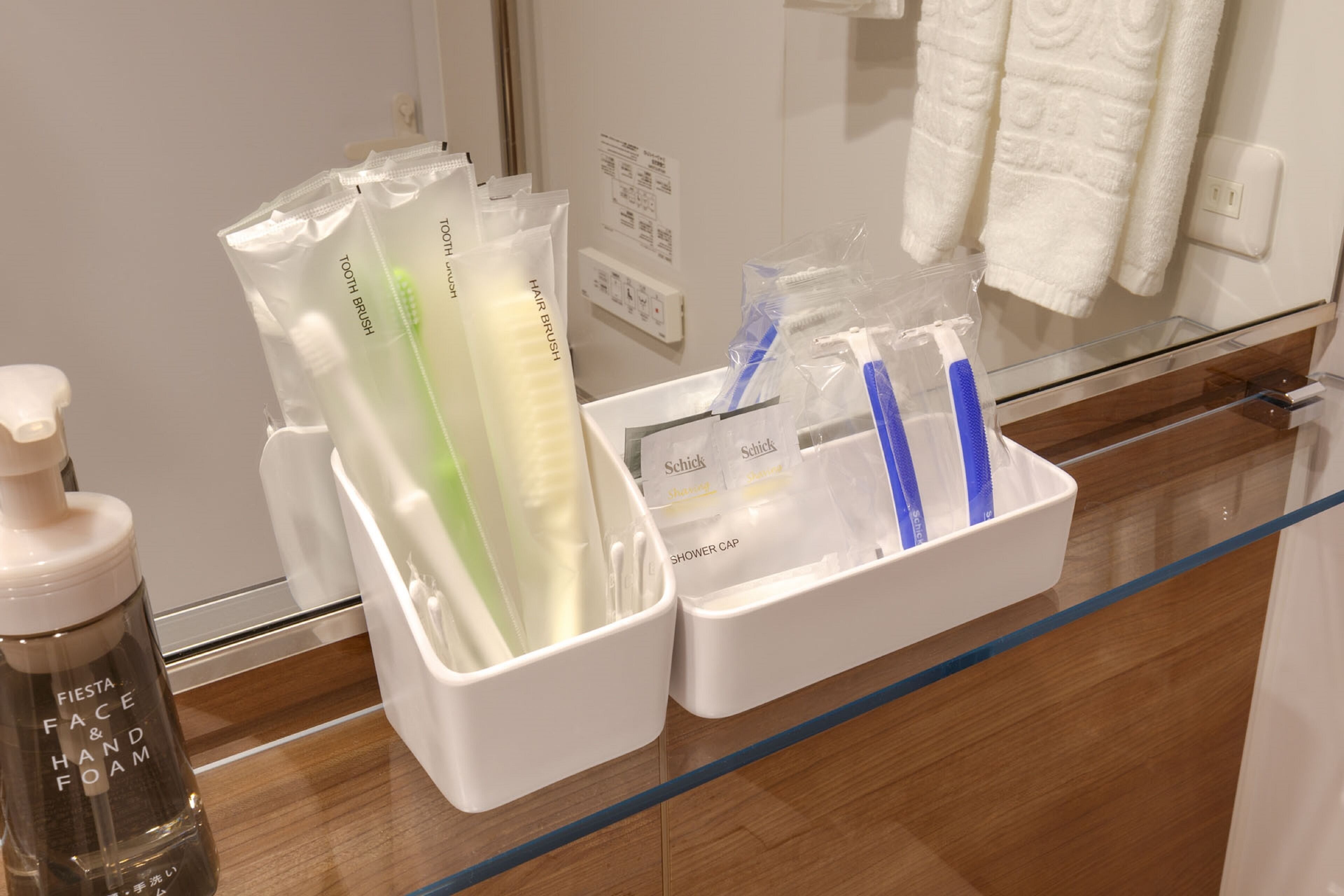 combined shower/bathtub, free toiletries, hair dryer, slippers