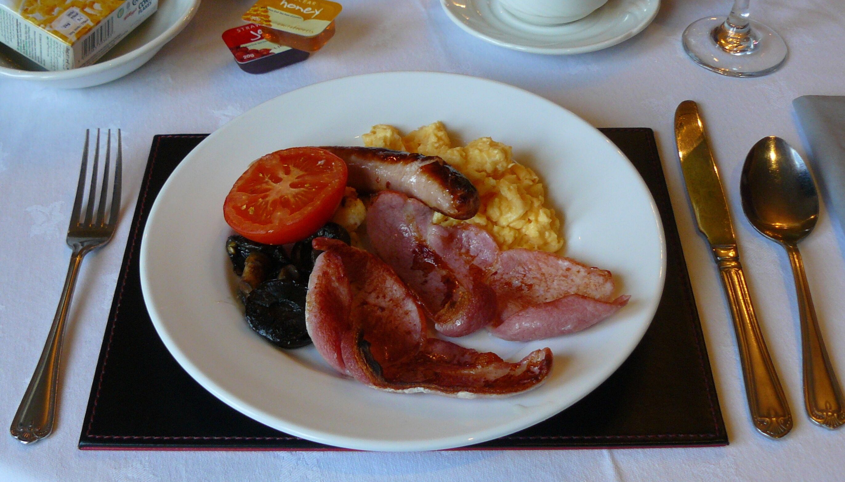 daily cooked-to-order breakfast for a fee