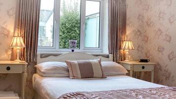 Iron/ironing board, free WiFi, bed sheets