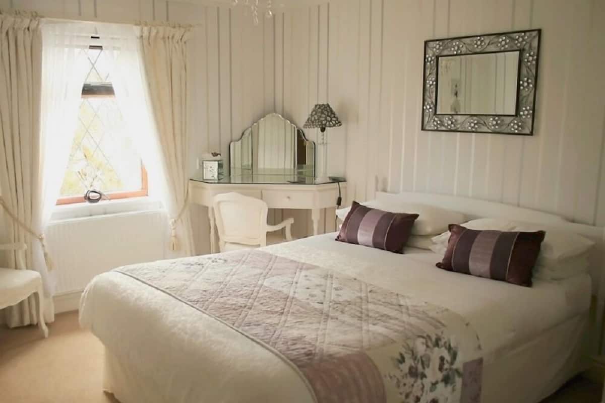Tweepersoonskamer, en-suite badkamer (Caroline) | Een strijkplank/strijkijzer, gratis wifi, beddengoed