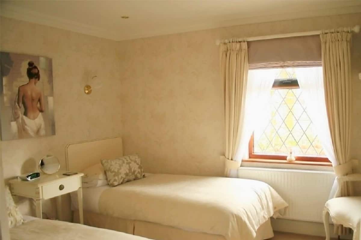 Twin kamer, en-suite badkamer (Charlotte) | Een strijkplank/strijkijzer, gratis wifi, beddengoed