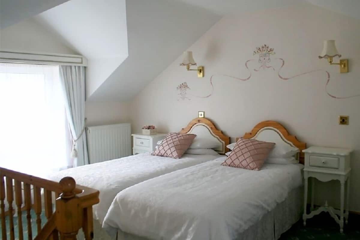 Tweepersoonskamer, en-suite badkamer (Victoria) | Een strijkplank/strijkijzer, gratis wifi, beddengoed