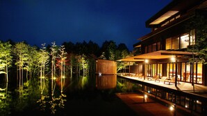 A modern building with a pool and lounge area, surrounded by trees. - Kinnotake Sengokuhara - Adult Only (Hakone)