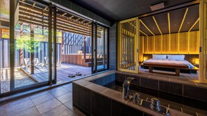 A modern bathroom with a large bathtub, a sink, and a mirror. - Kinnotake Sengokuhara - Adult Only (Hakone)