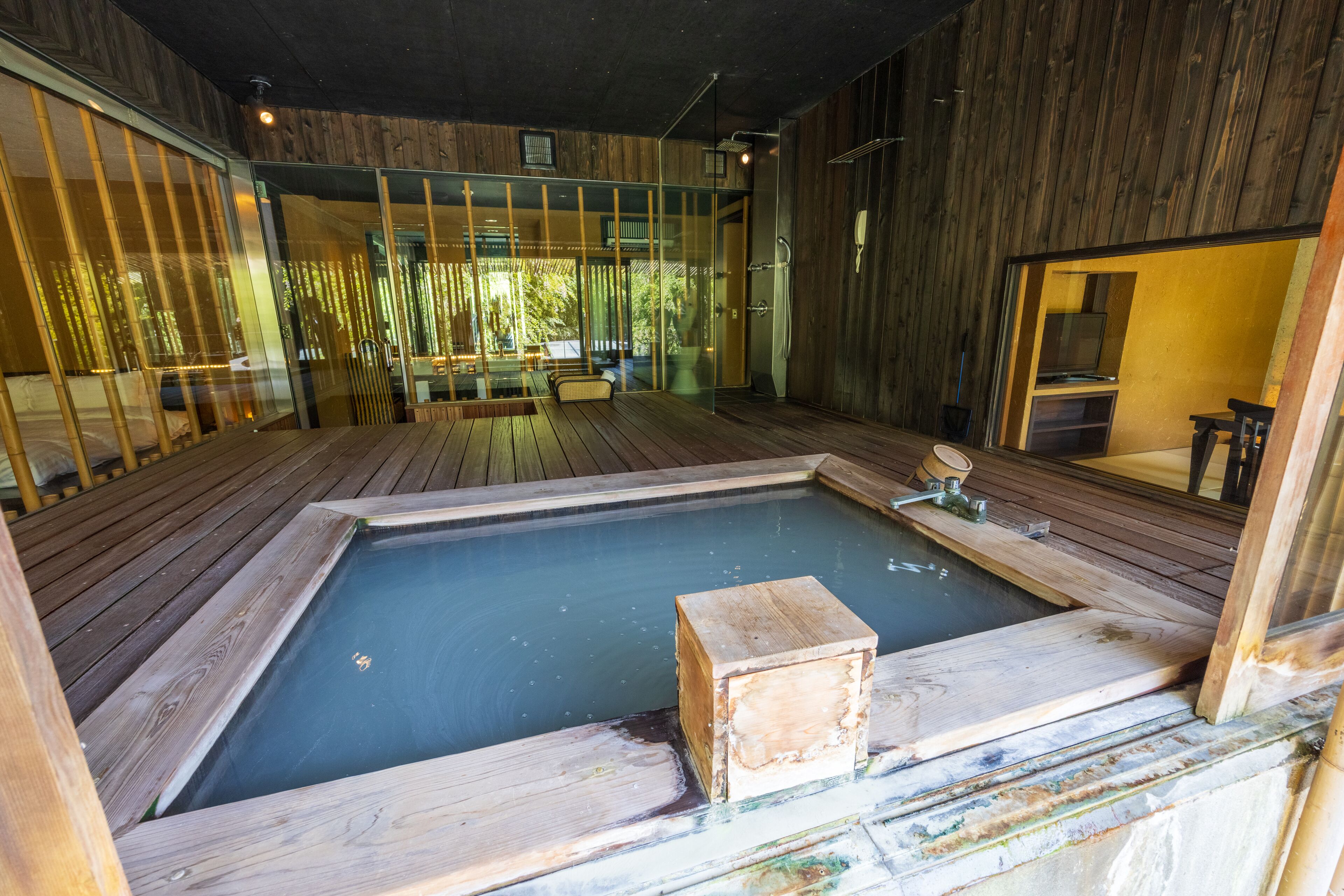 Artículos del minibar gratis y caja de seguridad en la habitación 