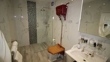 Ein Badezimmer mit Toilette, Dusche und Waschbecken.