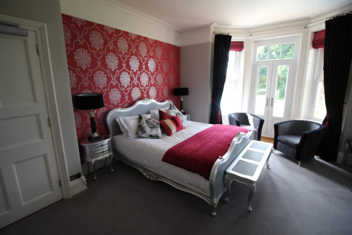 Superior Suite, Ground Floor | 1 bedroom, premium bedding, iron/ironing board, free WiFi