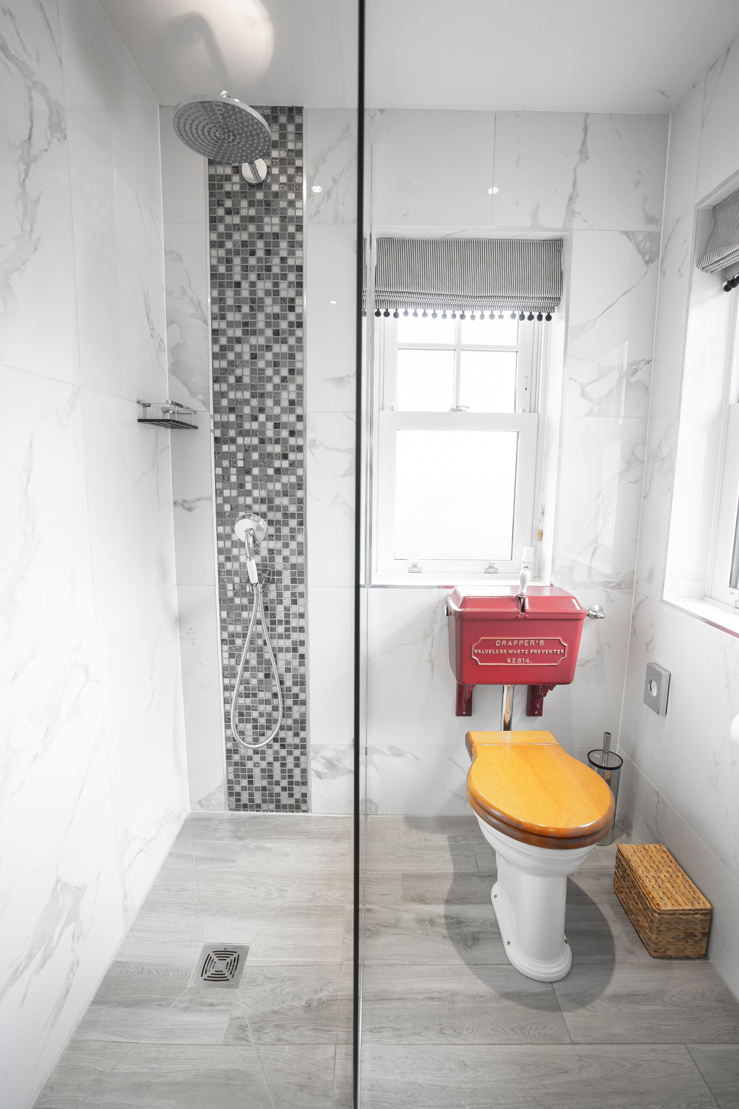 Et badeværelse med brusebad, toilet og vask.