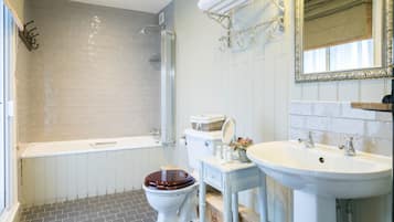 Combined shower/bathtub, hair dryer, towels