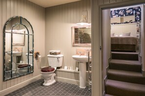 Tweepersoonskamer | Badkamer | Een bad/douchecombinatie, een haardroger, handdoeken