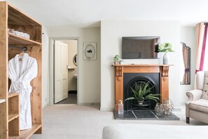 Desk, free WiFi, bed sheets - Angel and Blue Pig (Lymington)