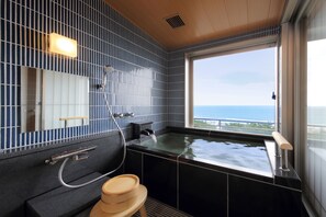 Habitación (with Partial Open-air Hot Spring Bath) | Baño | Artículos de higiene personal gratuitos, secador de pelo y zapatillas