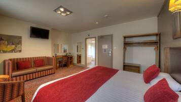 Family Room | Desk, free WiFi