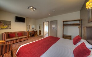 Family Room | Desk, free WiFi