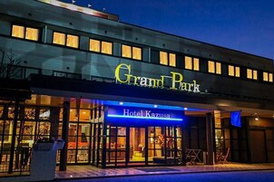 Un hotel llamado 'Grand Park Hotel Kazusa' con una entrada visible y un letrero sobre la puerta.