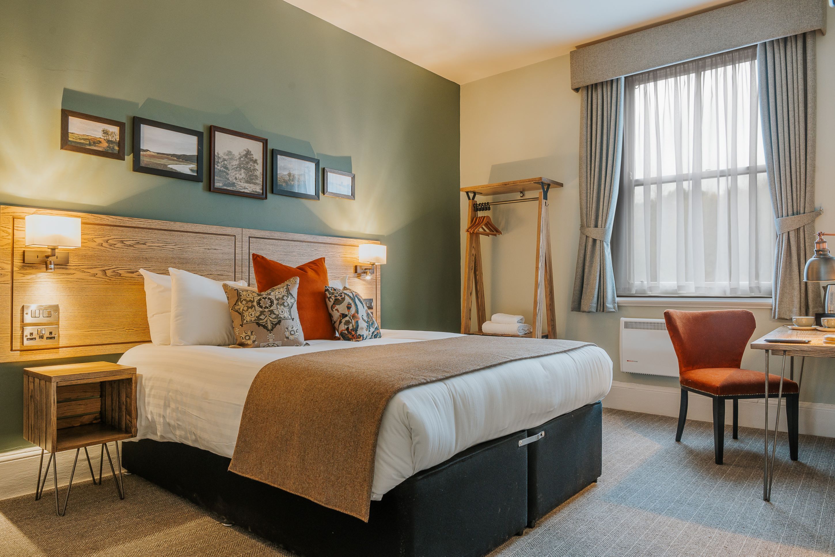 Escritorio, tabla de planchar con plancha, wifi gratis y ropa de cama 