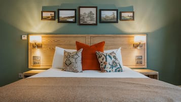 Habitación doble | Escritorio, tabla de planchar con plancha, wifi gratis y ropa de cama