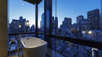 ห้องพรีเมียมทวิน, ปลอดบุหรี่ (View from Bathroom, Floor 15-16) | ตู้นิรภัยในห้องพัก, โต๊ะทำงาน, Wi-Fi ฟรี, ผ้าปูที่นอน