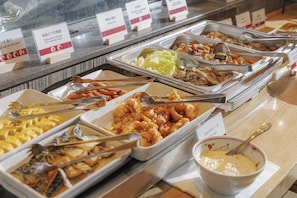 Petit déjeuner japonais (2750 JPY par personne)