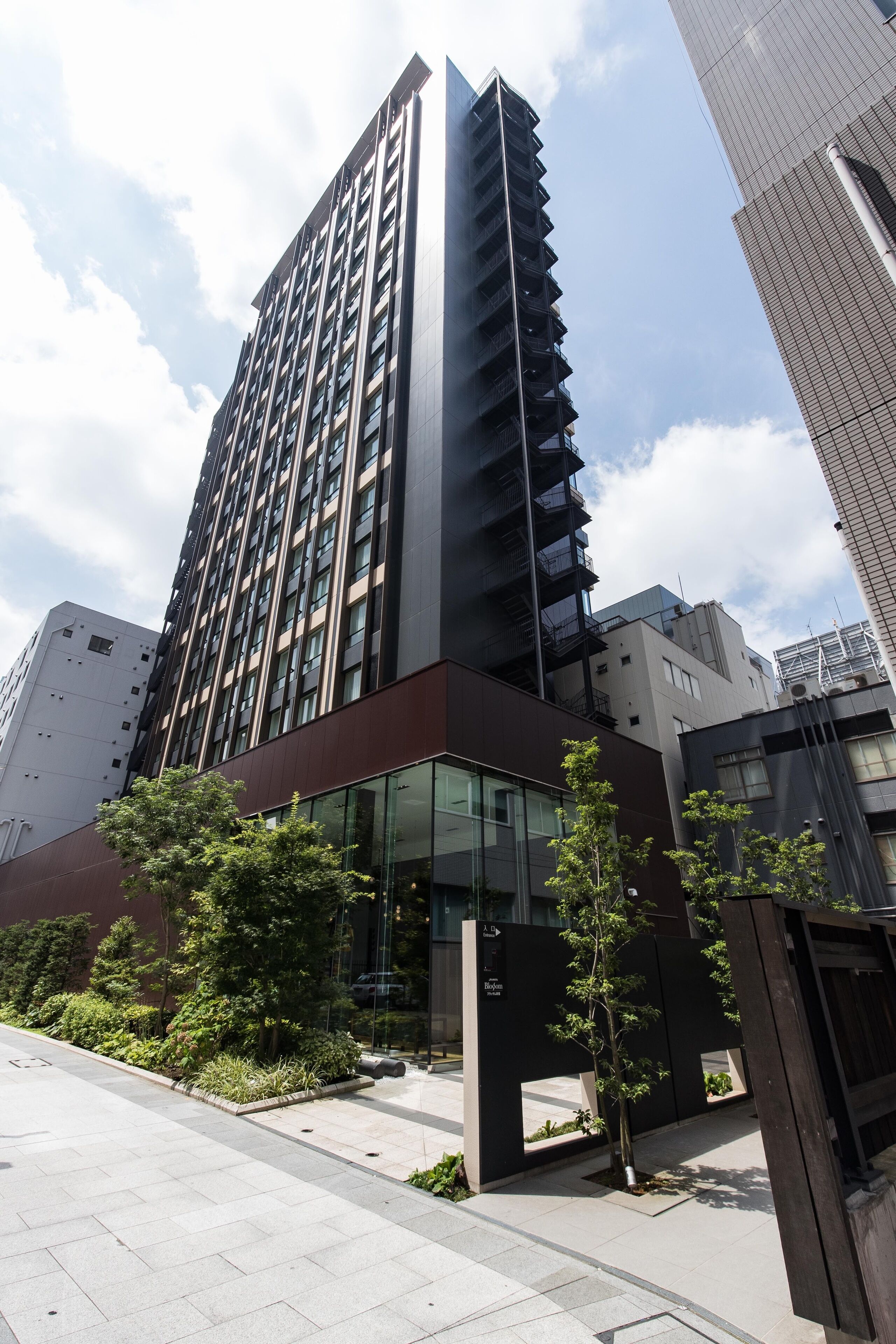 Un edificio moderno de gran altura con fachada de vidrio y varias terrazas.