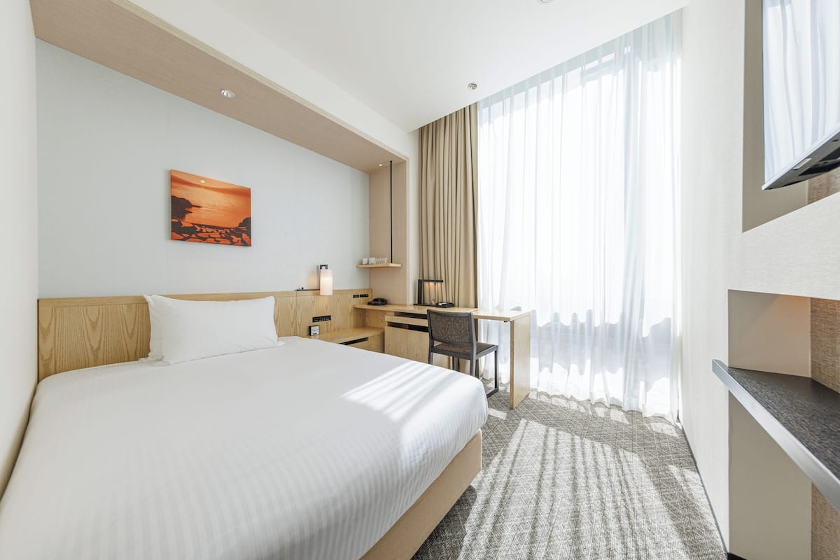 ห้องสแตนดาร์ดดับเบิล, ปลอดบุหรี่ (18sqm) | เครื่องนอนระดับพรีเมียม, ตู้นิรภัยในห้องพัก, โต๊ะทำงาน, Wi-Fi ฟรี