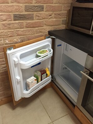 Estudio, baño privado | Cocina básica privada | Frigorífico, microondas, placa de cocina y cafetera o tetera