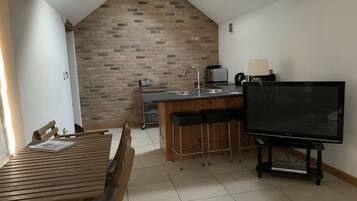 Studio, Ensuite | Private kitchen | Fridge, microwave, stovetop, coffee/tea maker