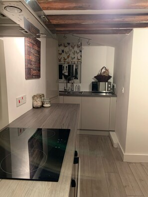 Frigorífico, microondas, placa de cocina y cafetera o tetera