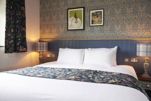 Double Room | Desk, free WiFi, bed sheets - The Rose Revived By Chef and Brewer Collection (Witney)