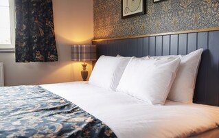 Escritorio, wifi gratis y ropa de cama 