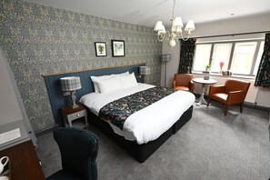 Superior Room | Desk, free WiFi, bed sheets - The Rose Revived By Chef and Brewer Collection (Witney)