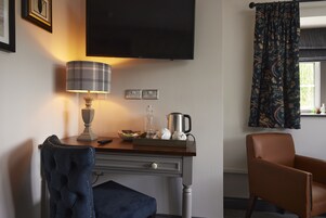 Escritorio, wifi gratis y ropa de cama 