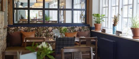 Petit déjeuner et dßner servis sur place, spécialités Cuisine anglaise