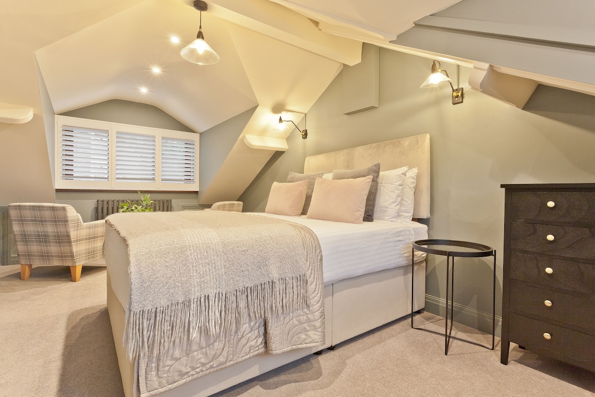 Superior Double Room, Ensuite (Blue Room) | 1 bedroom, soundproofing, WiFi