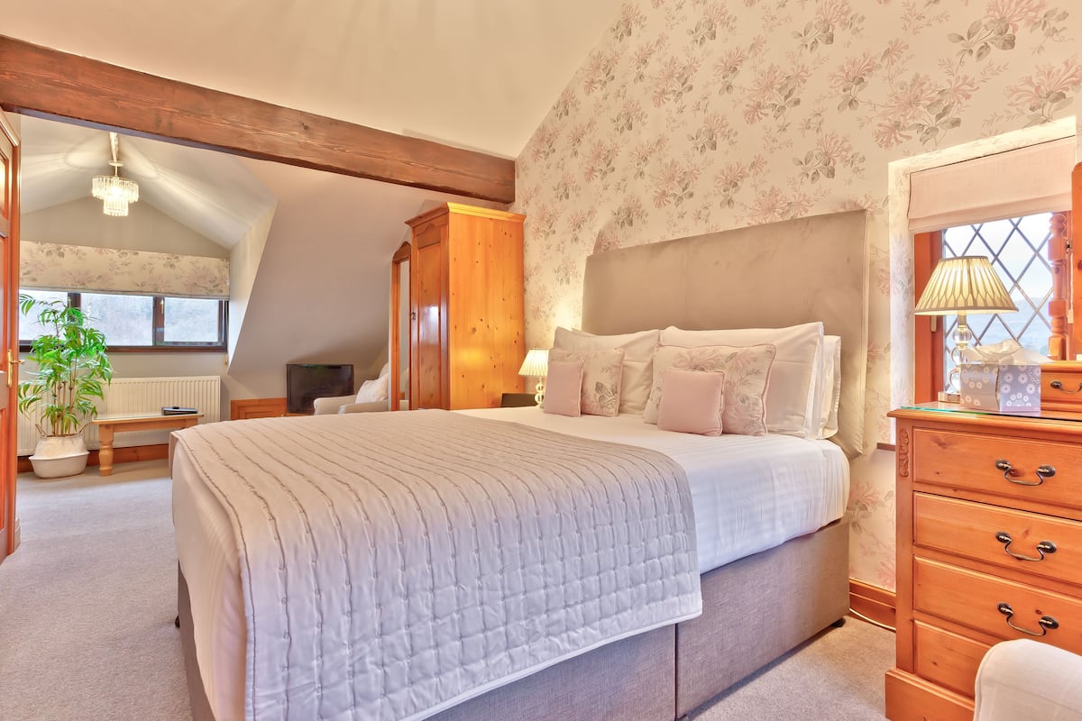 Executive Double Room, Ensuite (Pink Room) | 1 bedroom, soundproofing, WiFi