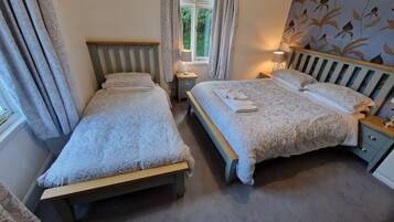 Kamer, 1 twee- of 2 eenpersoonsbedden (King or Twin with shared bathroom) | Individueel gedecoreerd, individueel gemeubileerd, gratis wifi