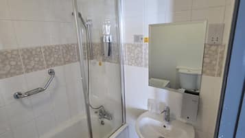 Haartrockner, Handtücher, Seife, Shampoo