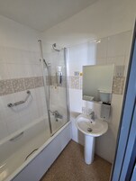 Secador de pelo, toallas, jabón, shampoo