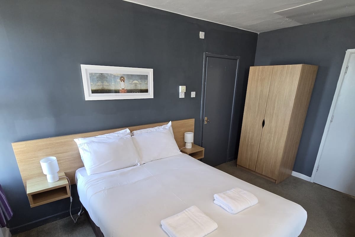 Dobbeltrom | Individuelt dekorert, individuelt innredet og skrivebord