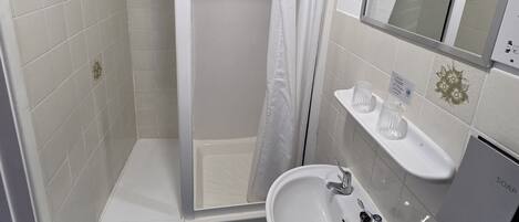 Secadora de cabello, toallas, jabón, shampoo